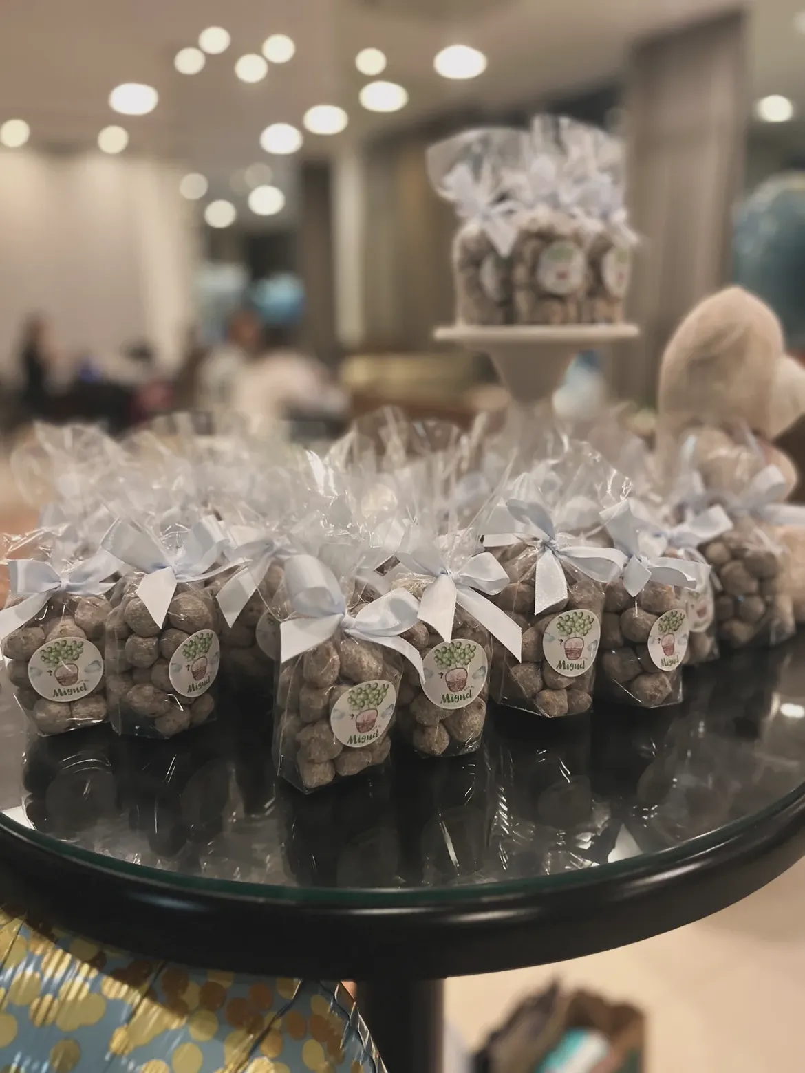 Mesa de lembrancinhas personalizadas para chá de bebê